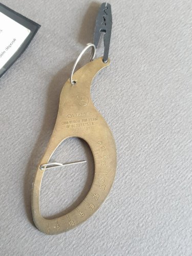 Petit pèse-lettres vintage fabriqué en France, avec notice et pochette d'origine