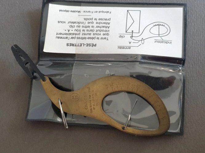 Petit pèse-lettres vintage fabriqué en France, avec notice et pochette d'origine