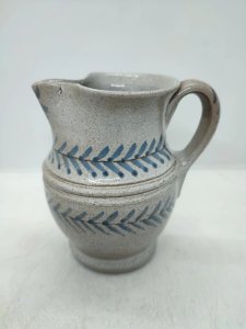 petit pichet a decor floral signé La Fagoterie en bon etat