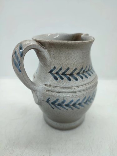 petit pichet a decor floral signé La Fagoterie en bon etat