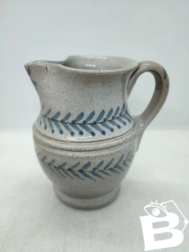 petit pichet a decor floral signé La Fagoterie en bon etat