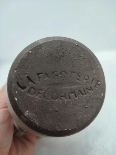 petit pichet a decor floral signé La Fagoterie en bon etat