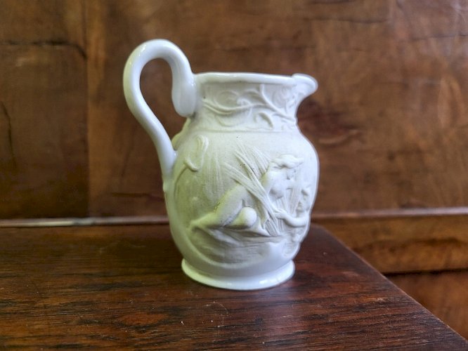PETIT PICHET EN BISCUIT BLANC ART NOUVEAU