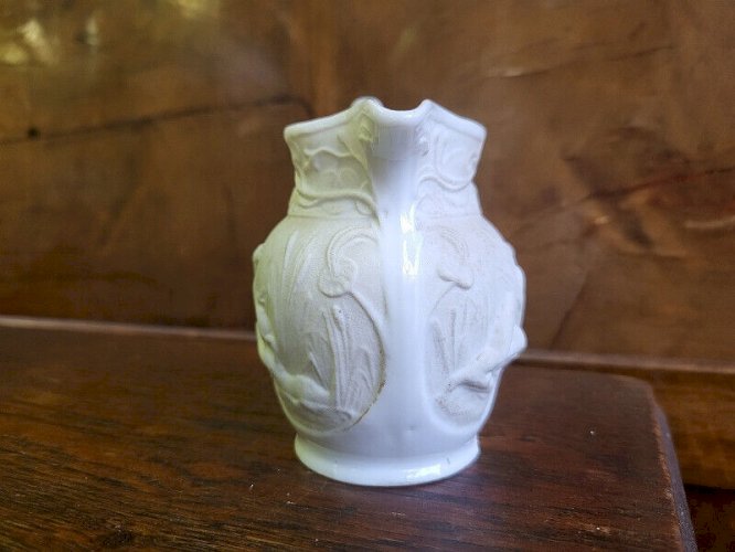 PETIT PICHET EN BISCUIT BLANC ART NOUVEAU