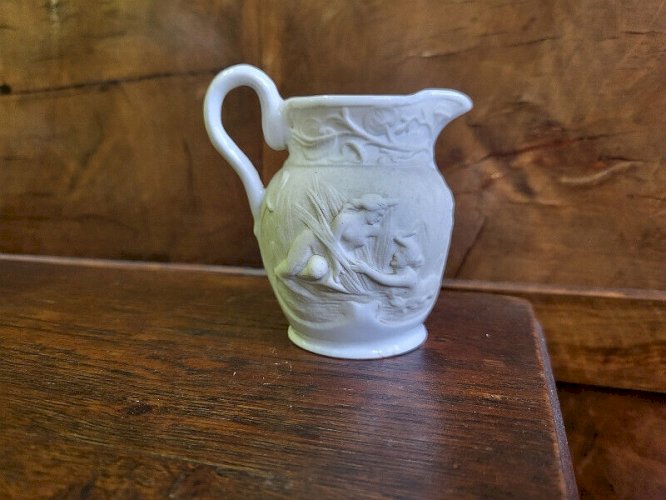 PETIT PICHET EN BISCUIT BLANC ART NOUVEAU