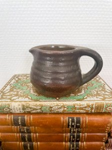 Petit pichet en grès vernissé de l’abbaye de Fontgombault