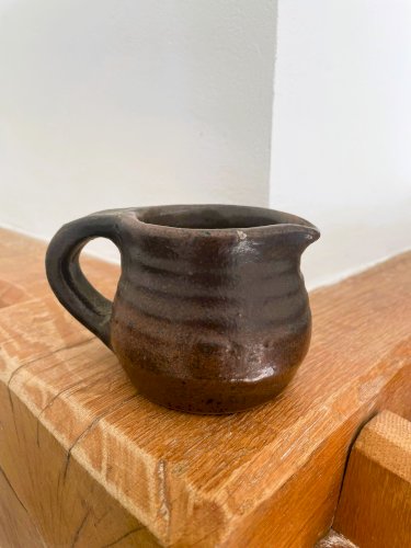Petit pichet en grès vernissé de l’abbaye de Fontgombault