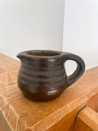 Petit pichet en grès vernissé de l’abbaye de Fontgombault
