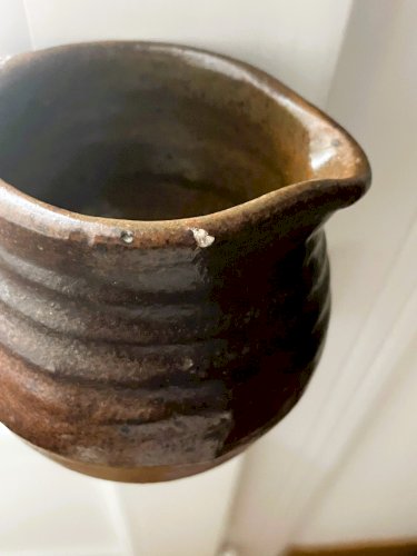 Petit pichet en grès vernissé de l’abbaye de Fontgombault