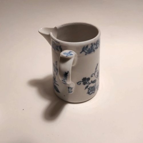 Petit pichet, pot à lait en porcelaine a poignée déportée, Sainte Uze ?