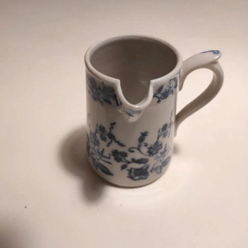 Petit pichet, pot à lait en porcelaine a poignée déportée, Sainte Uze ?