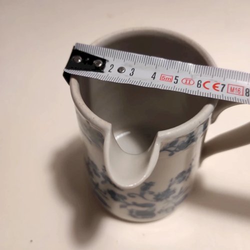 Petit pichet, pot à lait en porcelaine a poignée déportée, Sainte Uze ?