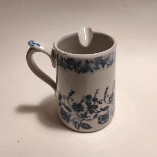 Petit pichet, pot à lait en porcelaine a poignée déportée, Sainte Uze ?