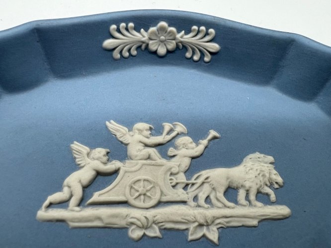Petit plat Wedgwood Jasperware bleu – Putti et lion – Porcelaine anglaise