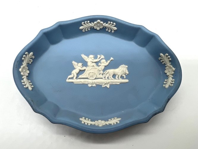 Petit plat Wedgwood Jasperware bleu – Putti et lion – Porcelaine anglaise
