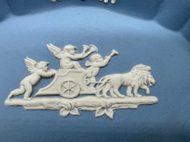 Petit plat Wedgwood Jasperware bleu – Putti et lion – Porcelaine anglaise