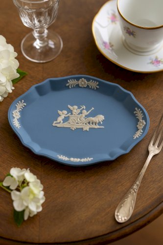 Petit plat Wedgwood Jasperware bleu – Putti et lion – Porcelaine anglaise