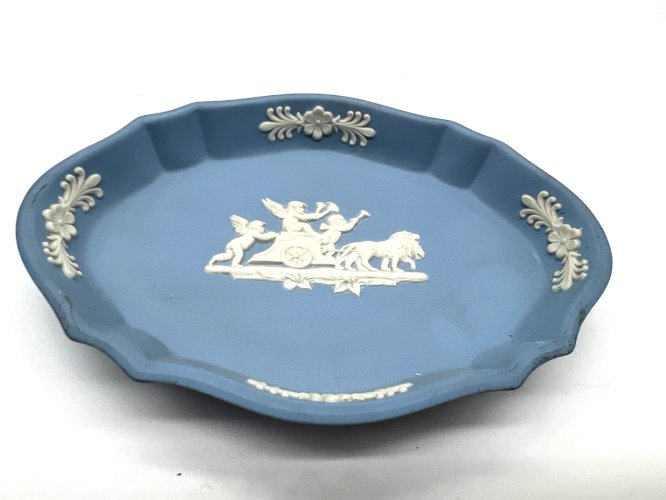 Petit plat Wedgwood Jasperware bleu – Putti et lion – Porcelaine anglaise