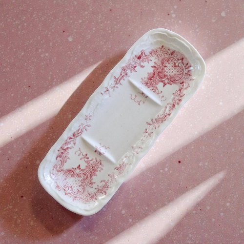 Petit plat XIXe en terre de fer rose