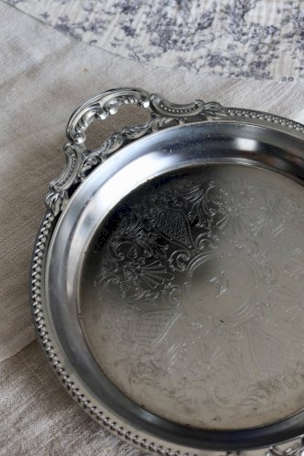 Petit plateau gravé vintage en métal argenté brillant