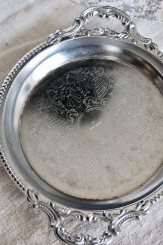 Petit plateau gravé vintage en métal argenté brillant