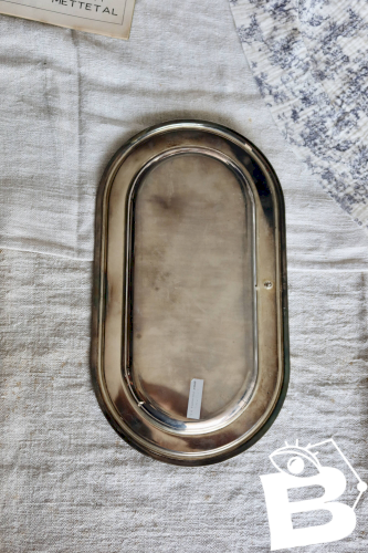 Petit plateau vintage ovale en métal argenté - Décor cerises en relief