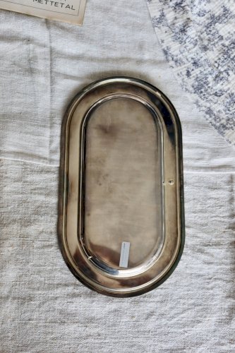 Petit plateau vintage ovale en métal argenté - Décor cerises en relief
