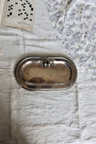 Petit plateau vintage ovale en métal argenté - Décor cerises en relief