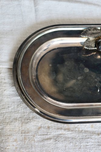 Petit plateau vintage ovale en métal argenté - Décor cerises en relief
