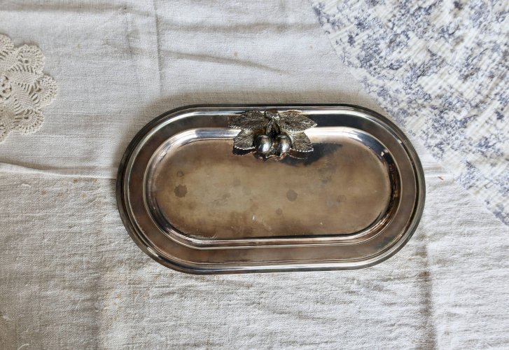 Petit plateau vintage ovale en métal argenté - Décor cerises en relief