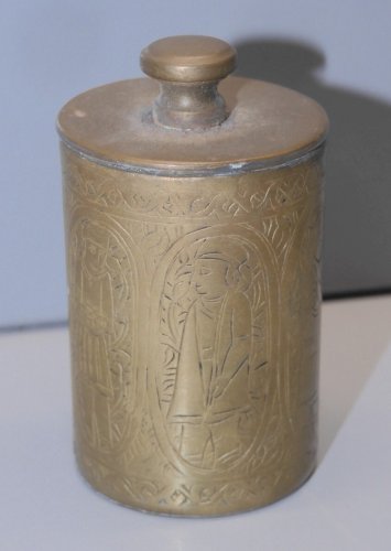 -PETIT POT A EAU BENITE en LAITON Gravé de Personnages en cartouches PELERIN   D