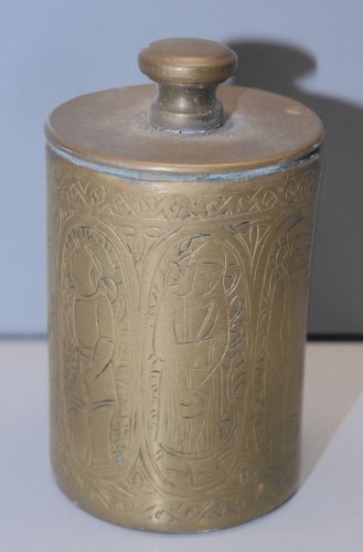 -PETIT POT A EAU BENITE en LAITON Gravé de Personnages en cartouches PELERIN   D