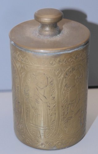-PETIT POT A EAU BENITE en LAITON Gravé de Personnages en cartouches PELERIN   D