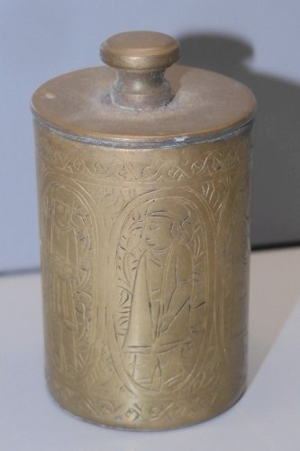 -PETIT POT A EAU BENITE en LAITON Gravé de Personnages en cartouches PELERIN   D