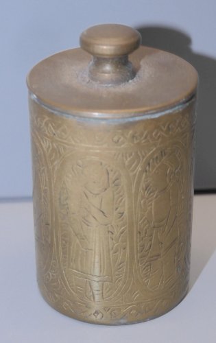 -PETIT POT A EAU BENITE en LAITON Gravé de Personnages en cartouches PELERIN   D