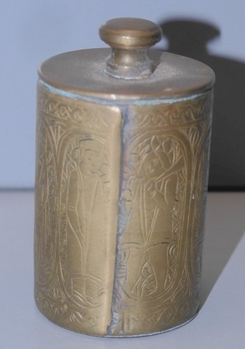 -PETIT POT A EAU BENITE en LAITON Gravé de Personnages en cartouches PELERIN   D