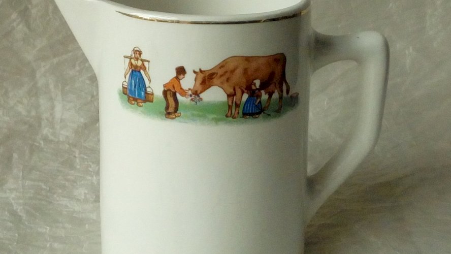 PETIT POT A LAIT PICHET EN FAIENCE LA LAITIERE*