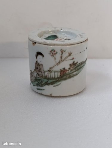 Petit pot chinois ancien à decor de geisha en etat correct (made in chiner)