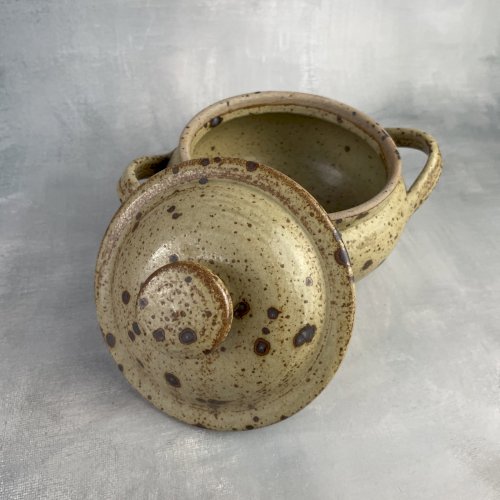 Petit pot couvert à double anses en grès pyrité non signé DLG Tiffoche