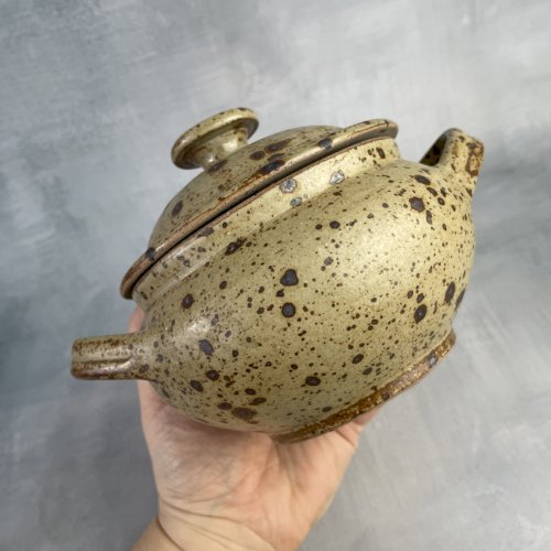Petit pot couvert à double anses en grès pyrité non signé DLG Tiffoche