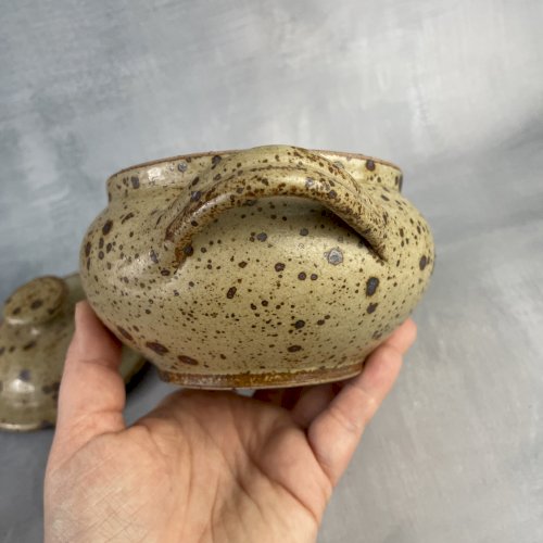 Petit pot couvert à double anses en grès pyrité non signé DLG Tiffoche