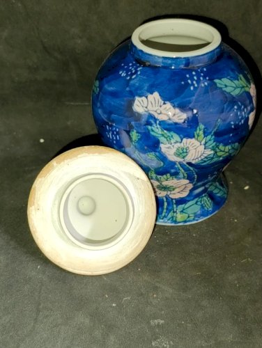 petit pot couvert asiatique à decor floral en bon etat