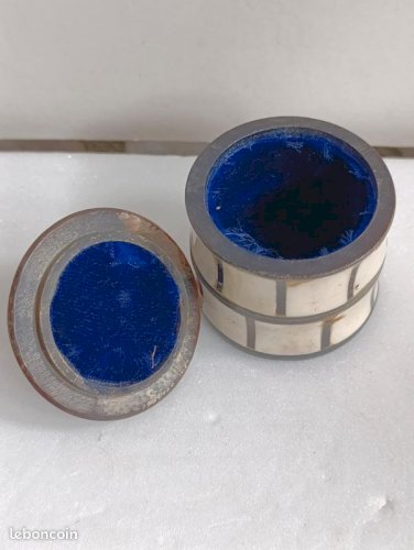 Petit pot couvert / boite a bijoux en bois et os? En bon etat