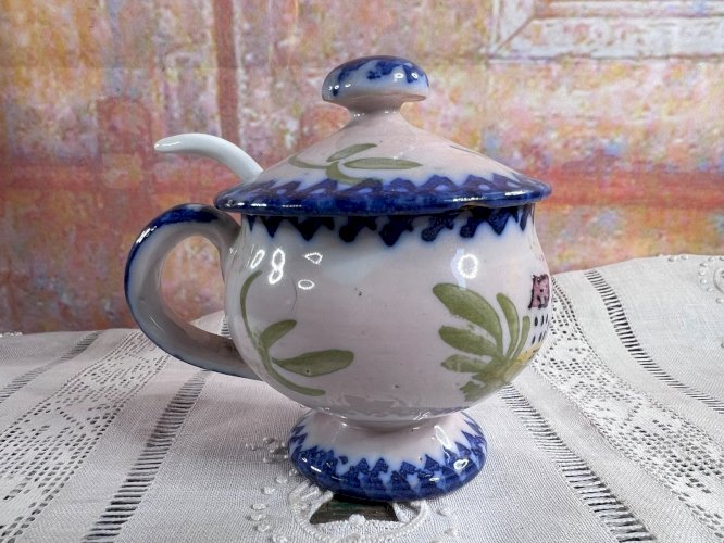 Petit pot couvert en faïence décor champêtre – Moutardier ancien – 7 cm