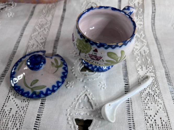 Petit pot couvert en faïence décor champêtre – Moutardier ancien – 7 cm