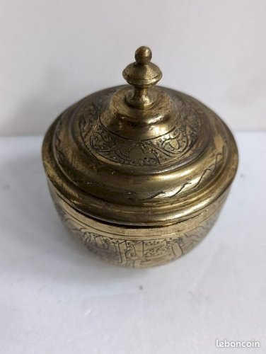 Petit pot couvert en laiton dorgine nord africaine joliment travaille en bon etat (made in chiner)