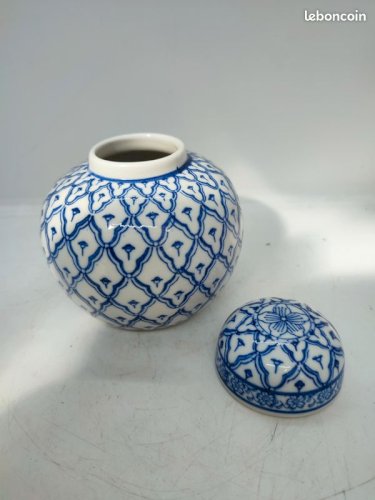 Petit pot couvert en porcelaine à decor floral dorigine asiatique ou russe en bon etat