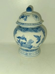 petit pot couvert en porcelaine moderne chinois en bon etat
