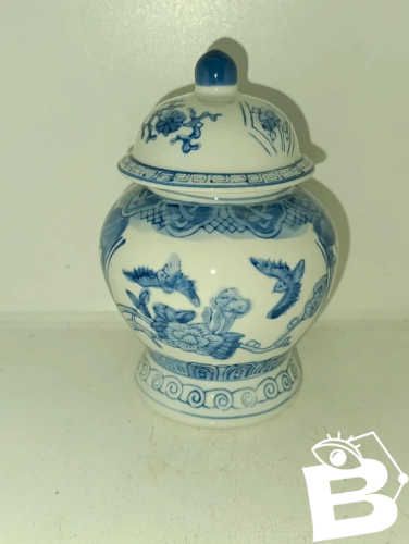petit pot couvert en porcelaine moderne chinois en bon etat