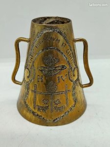 Small brass pot with the coat of arms of the city of Pau, the birthplace of Henry IV, in good condition.